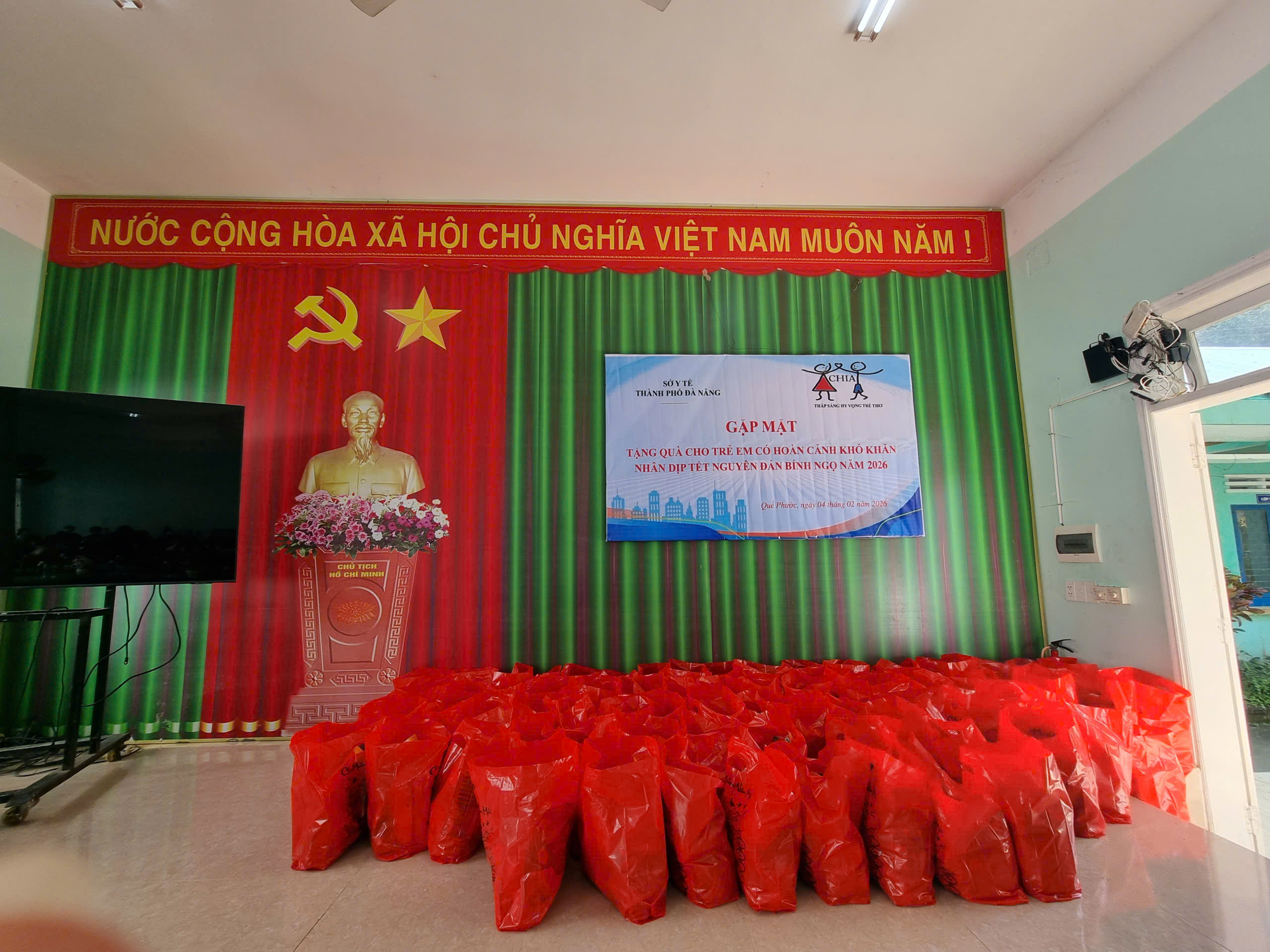 Trao quà Tết cho trẻ em có hoàn cảnh đặc biệt khó khăn tại xã Quế Phước