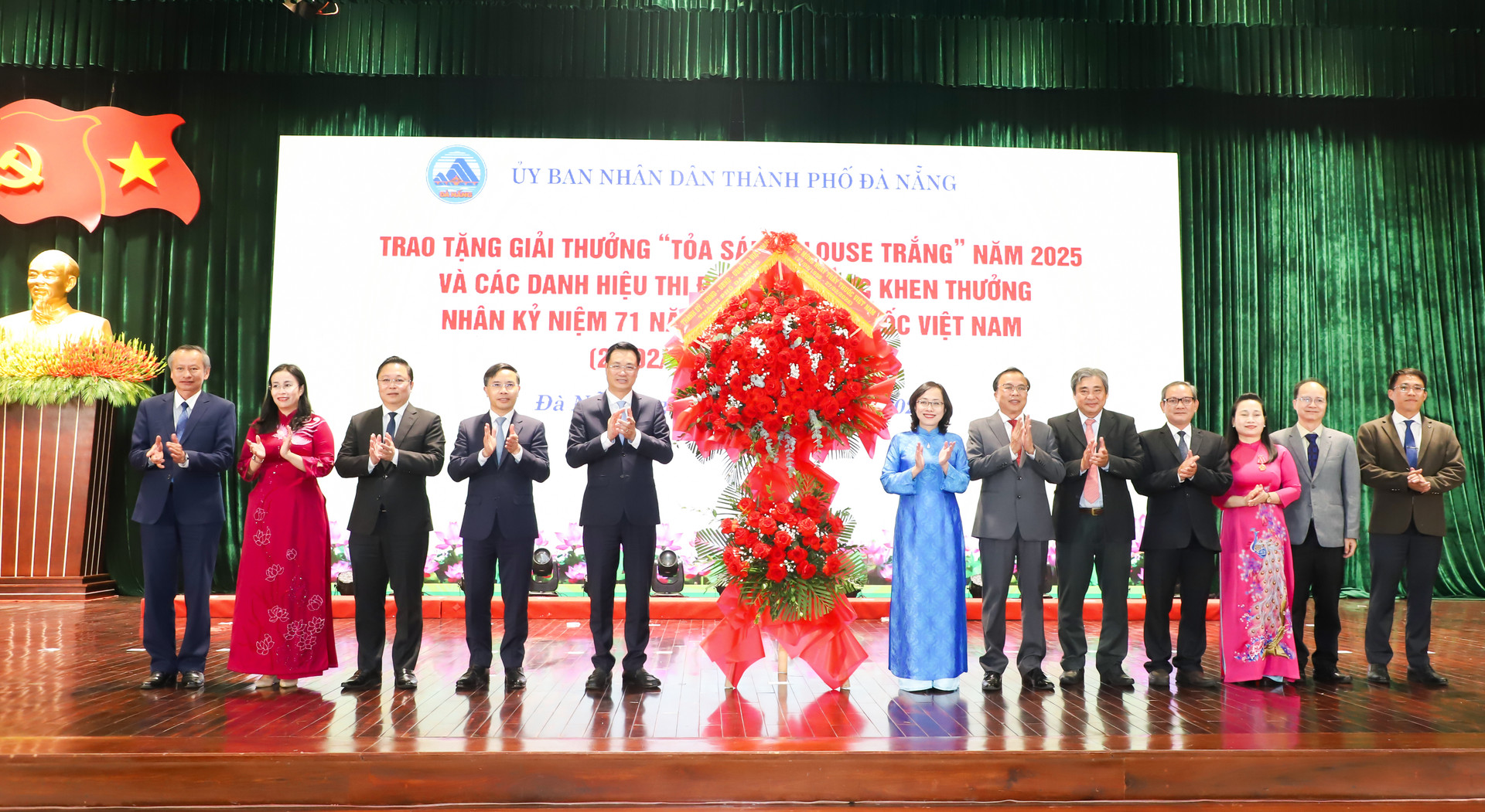 Trao giải thưởng “Tỏa sáng Blouse trắng” năm 2025 và các danh hiệu thi đua, hình thức khen thưởng nhân kỷ niệm 71 năm Ngày Thầy thuốc Việt Nam (27/2/1955 - 27/2/2026)